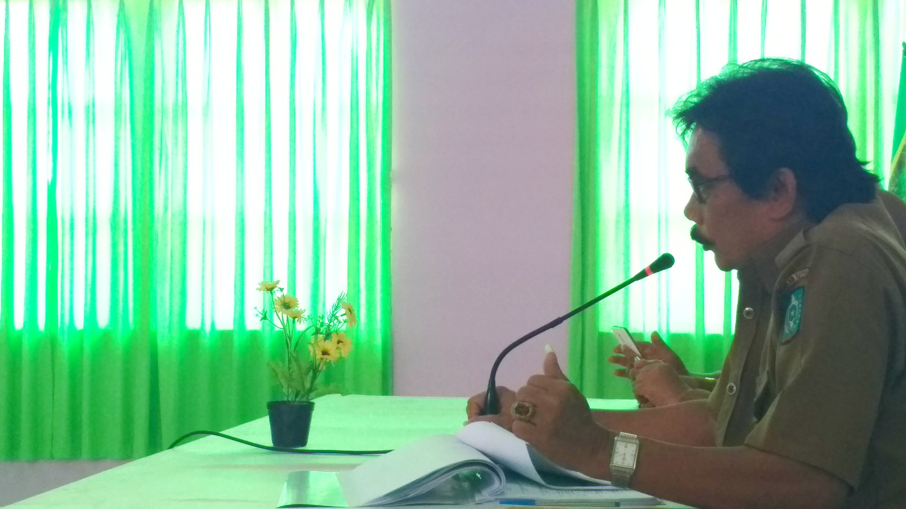 Kepala UPTD Puskesmas Takalala Mengarahkan Peserta dalam Kaji Banding Kinerja