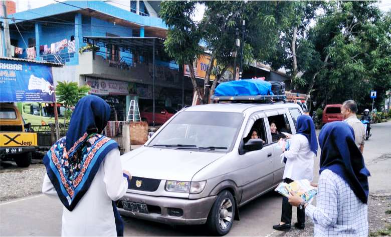 Pembagian Brosur dan Leaflet tentang Penyakit Tidak Menular pada Pengguna Jalan