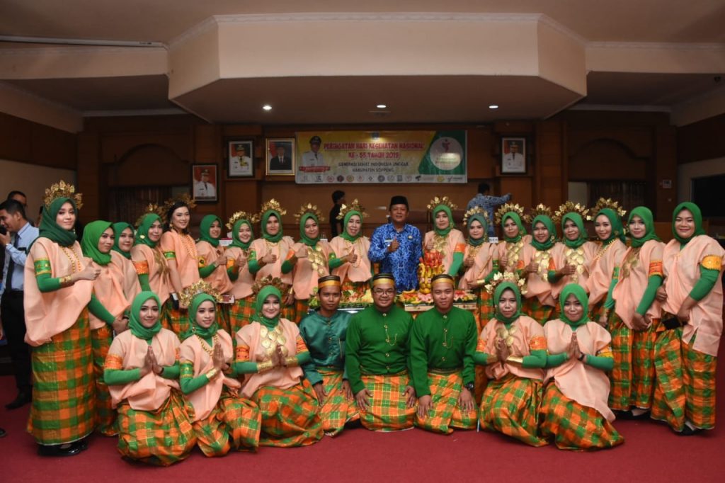 Tim Paduan Suara UPTD Puskesmas Takalala bersama Bupati Soppeng