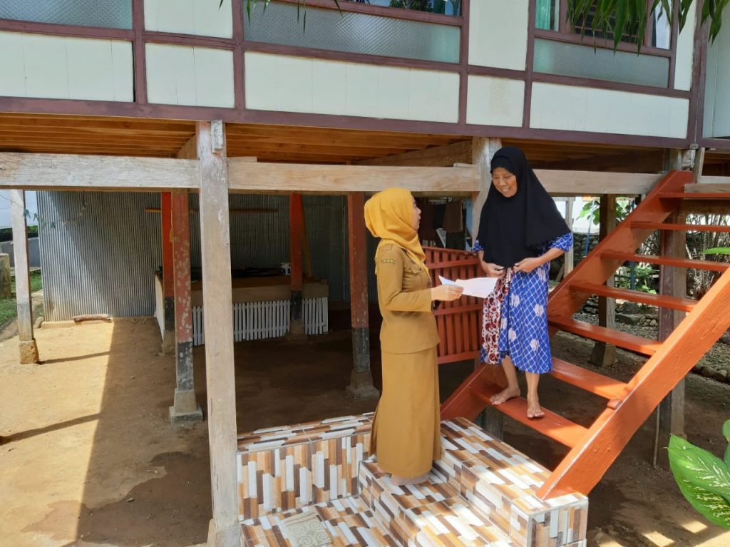 Memberikan Surat Edaran tentang Kerja Bakti